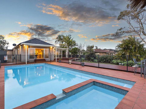 Lavish Lakefront Pool House - Holiday Byron Bay 0