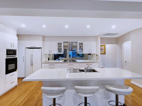 Lavish Lakefront Pool House - Holiday Byron Bay 3