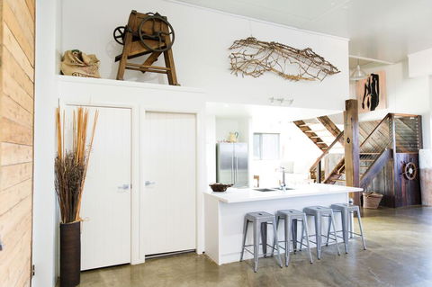 Lazy River Estate Boat House Villa - Holiday Byron Bay 2