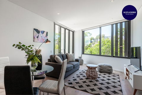 LUXURY APARTMENT / / MOMENTS TO LANE COVE VILLAGE - Holiday Byron Bay 0