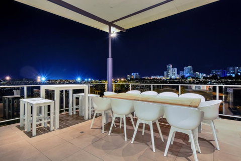 Luxury Darwin City Lights Jacuzzi Central Location Large House New Furnishings - Holiday Byron Bay 0