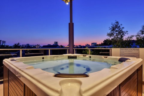 Luxury Darwin City Lights Jacuzzi Central Location Large House New Furnishings - Holiday Byron Bay 3