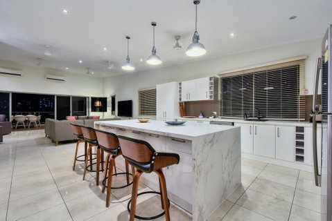Luxury Darwin City Lights Jacuzzi Central Location Large House New Furnishings - Holiday Byron Bay 2