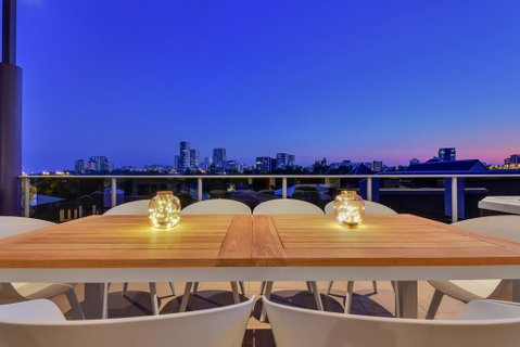 Luxury Darwin City Lights Jacuzzi Central Location Large House New Furnishings - Holiday Byron Bay 1