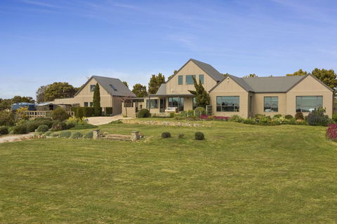 LUXURY WATERFRONT FAMILY HOME-TASMANIA (I)-L'Abode - Holiday Byron Bay 3