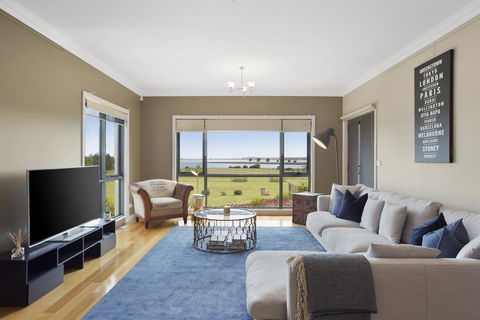 LUXURY WATERFRONT FAMILY HOME-TASMANIA (I)-L'Abode - Holiday Byron Bay 1