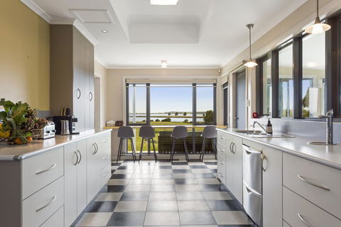 LUXURY WATERFRONT FAMILY HOME-TASMANIA (I)-L'Abode - Holiday Byron Bay 2