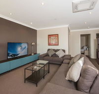 Maison Noir 2 - Well appointed modern accommodation with mountain views - Holiday Byron Bay