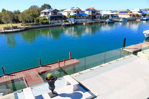 Mandurah Dolphin Escape - Holiday Byron Bay 0