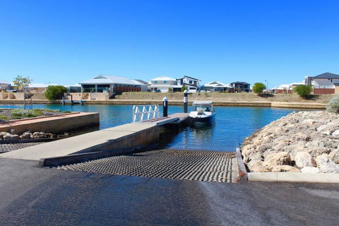 Mandurah Dolphin Escape - Holiday Byron Bay 2