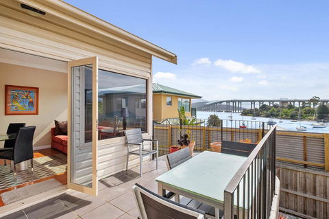 Manfield City Waterfront View Cottage - Holiday Byron Bay 1