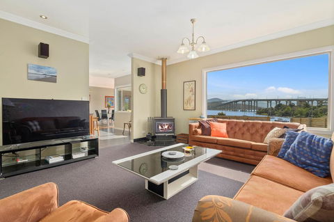 Manfield City Waterfront View Cottage - Holiday Byron Bay 0