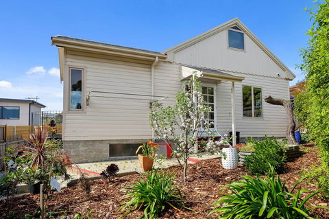 Manfield City Waterfront View Cottage - Holiday Byron Bay 2