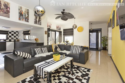 Marilyns Place: Private + Spacious + Central - Holiday Byron Bay 0