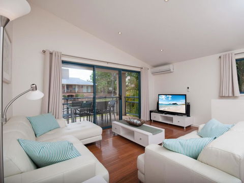 Messines Street, Starfish Lodge, Unit 1, 1A - Holiday Byron Bay 0