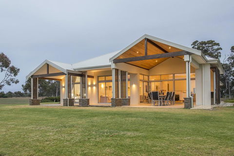 Metricup House - Elegant Country Retreat - Holiday Byron Bay 0