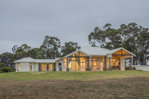 Metricup House - Elegant Country Retreat - Holiday Byron Bay 1