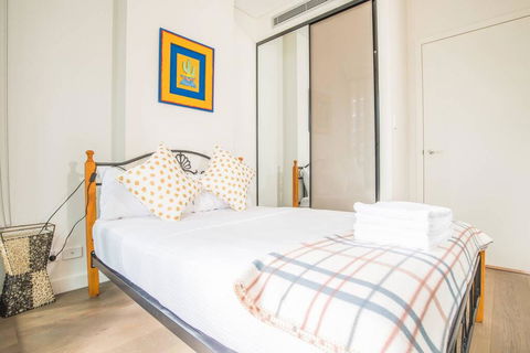 Modern 1bed1study Apt Near Station & MQ Centre - Holiday Byron Bay 1
