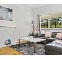 Modern Aus home on the edge of North Ryde Oval - Holiday Byron Bay
