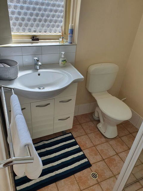 Modern Cosy Studio Close To QEH + Adelaide CBD + Airport + Beaches - Holiday Byron Bay 1
