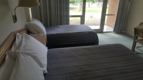 Moe Parklands Motel - Holiday Byron Bay 0