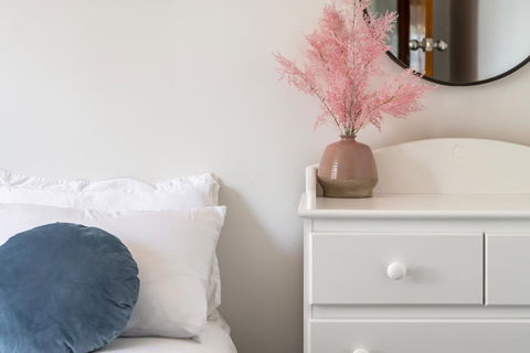 Moonah House-10 Mins To CBD & MONA, 4BR, 2 BATH, Great View, Park 3 Cars, Sleep 11, King Bed, En-suite - Holiday Byron Bay 1
