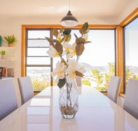 Moonah House-10 mins to CBD  MONA 4BR 2 BATH great view park 3 cars sleep 11 king bed en-suite - Holiday Byron Bay