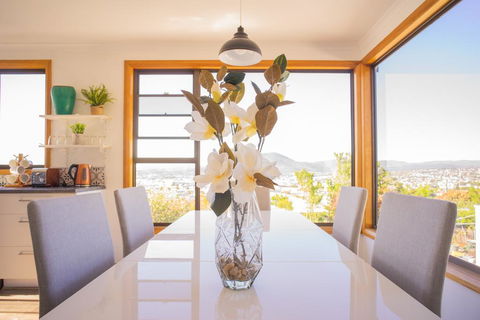 Moonah House-10 Mins To CBD & MONA, 4BR, 2 BATH, Great View, Park 3 Cars, Sleep 11, King Bed, En-suite - Holiday Byron Bay 0