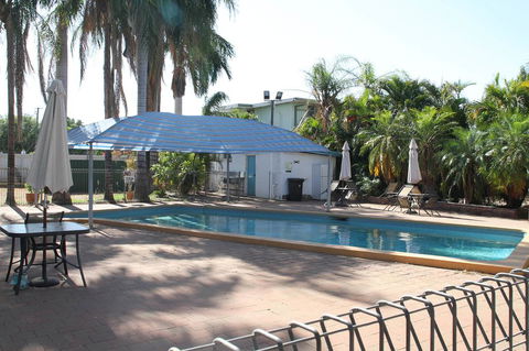 Mt Isa Irish Club Accommodation - Holiday Byron Bay 0
