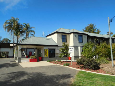 Narrabri Motel And Caravan Park - Holiday Byron Bay 2