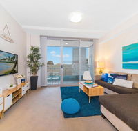 Near Airport  Train Station Stylish Two-Story Apartment - Holiday Byron Bay