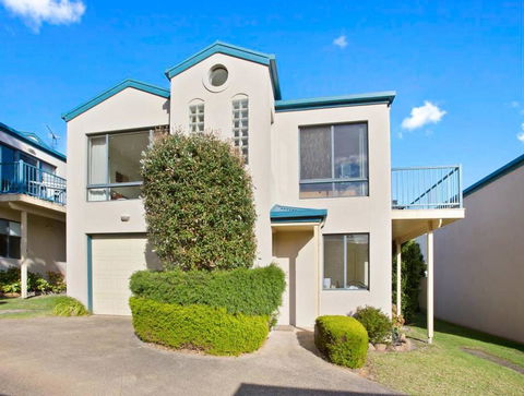 NELSON COVE 2 - Townhouse A Short Walk To Town - Holiday Byron Bay 0