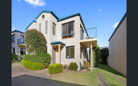 NELSON COVE 2 - Townhouse A Short Walk To Town - Holiday Byron Bay 1