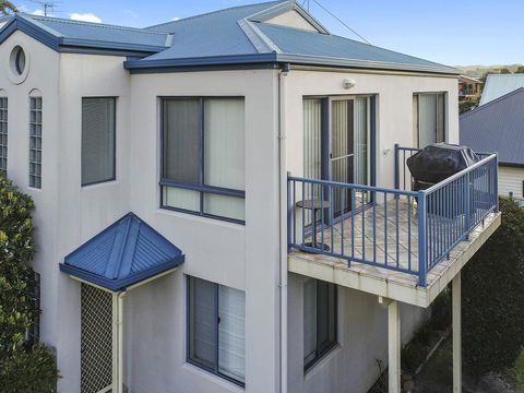 NELSON COVE 2 - Townhouse A Short Walk To Town - Holiday Byron Bay 2