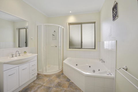 NELSON COVE 2 - Townhouse A Short Walk To Town - Holiday Byron Bay 3