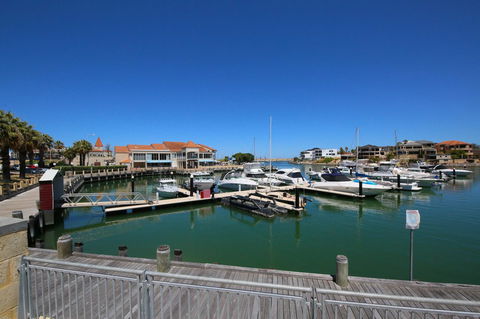 Studio Style Mindarie Marina - Holiday Byron Bay 10