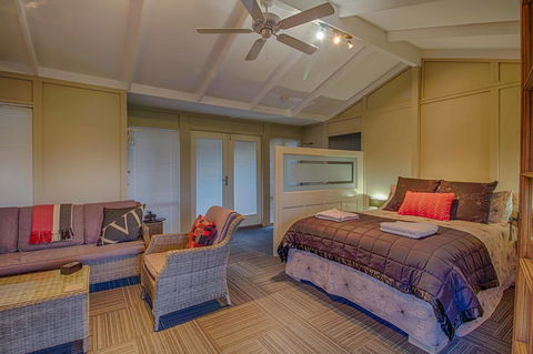 Windfall Estate Vineyard Cottage - Holiday Byron Bay 0