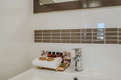 Canning Bridge Auto Lodge - Holiday Byron Bay 23