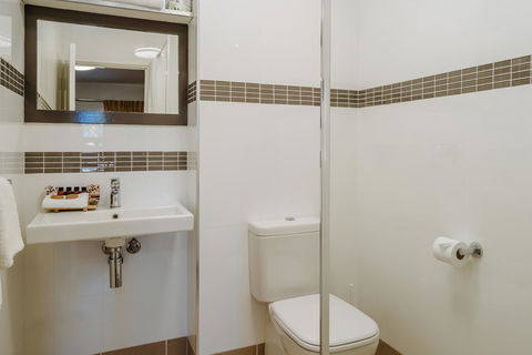 Canning Bridge Auto Lodge - Holiday Byron Bay 24