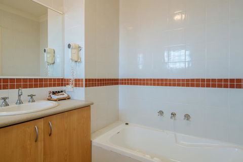 Canning Bridge Auto Lodge - Holiday Byron Bay 1