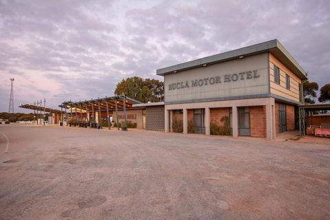EUCLA MOTOR HOTEL - Holiday Byron Bay 0