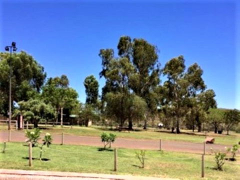 Tom Price Tourist Park - Holiday Byron Bay 10