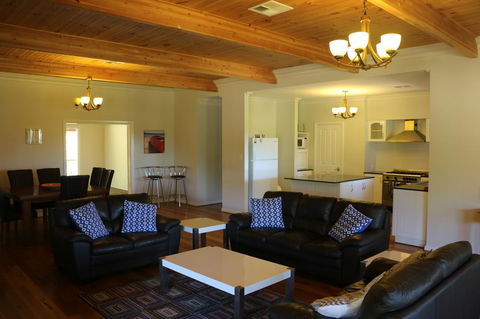 Burton Farmhouse - Holiday Byron Bay 0
