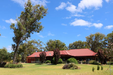 Burton Farmhouse - Holiday Byron Bay 8