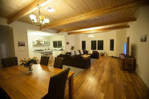 Burton Farmhouse - Holiday Byron Bay 9