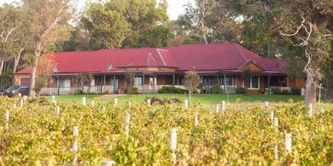 Burton Farmhouse - Holiday Byron Bay 10