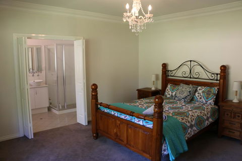 Burton Farmhouse - Holiday Byron Bay 4