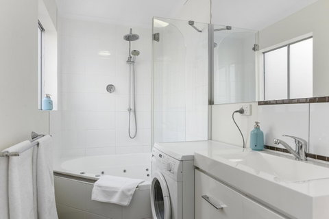 Trinity Hill Apartments - Holiday Byron Bay 2