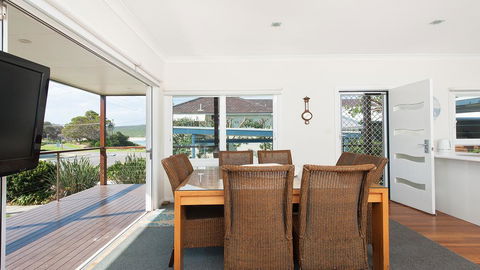 No. 1 Fingal Bay Beach House - The Little Abode - Holiday Byron Bay 1