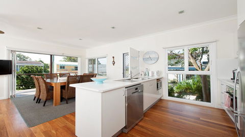 No. 1 Fingal Bay Beach House - The Little Abode - Holiday Byron Bay 3